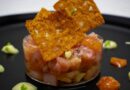 La receta de Nacho Sierra: Tartar de salmón ahumado con chips de maíz