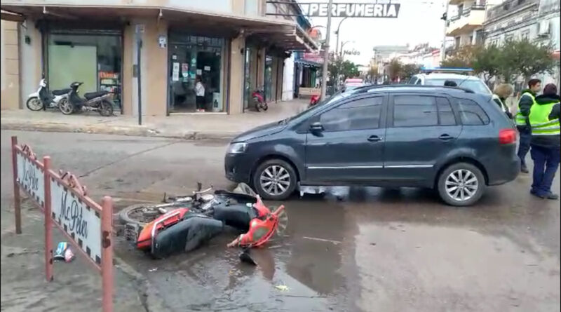 [Video] Accidente en Mitre y Riobamba: un automóvil impactó a una moto