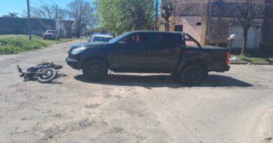 Colisión en Güemes y La Laguna: trasladaron a un motociclista tras el impacto con una pick-up