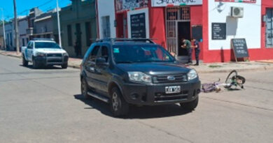 Choque entre un auto y una bicicleta en Balcarce y Miguel Porta
