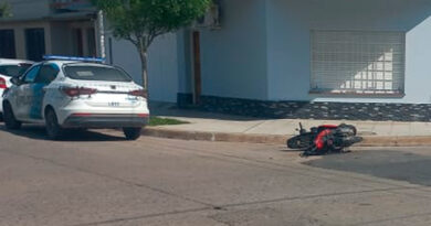 Una adolescente resultó lesionada tras un choque entre una moto y una pickup