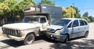 Un hombre resultó herido tras un choque entre una camioneta y un auto en la zona de Molina y Carlos Gardel