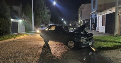 Incendio de un automóvil en la vía pública por una falla eléctrica