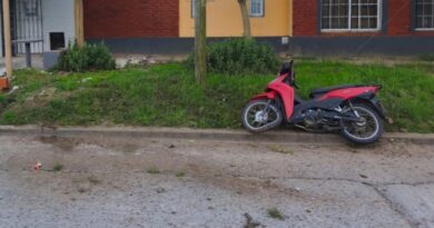 Dos jóvenes hospitalizados tras perder el control de una moto en Dipietri y San Martín
