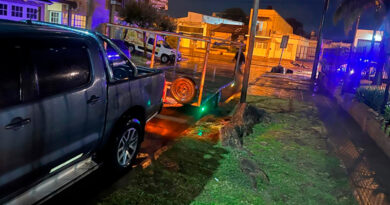 Accidente entre una camioneta y una motocicleta dejó a un joven herido