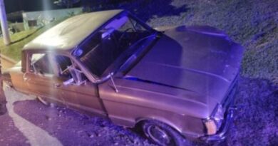 Un automóvil perdió el control y terminó contra una barranca en la zona del boulevard