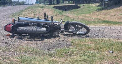 Choque en la ruta 1001 dejó a una joven motociclista herida