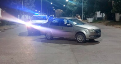 Choque entre una moto y un auto en avenida 11 de Septiembre y Bozzano: dos jóvenes con lesiones leves