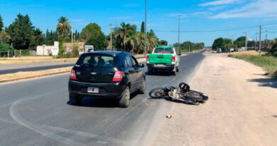 Accidente de tránsito entre un auto y una moto dejó una mujer herida
