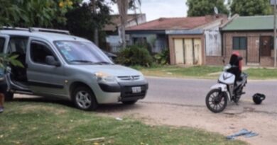 Colisión entre moto y auto en Bulevar Moreno y Manuel Iglesias: una mujer resultó con lesiones