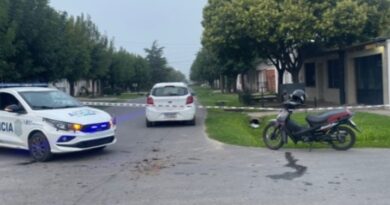 Colisión entre moto y auto dejó una mujer herida