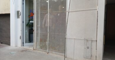 Robo en un local de indumentaria deportiva: rompieron la reja, saquearon mercadería y hay un detenido