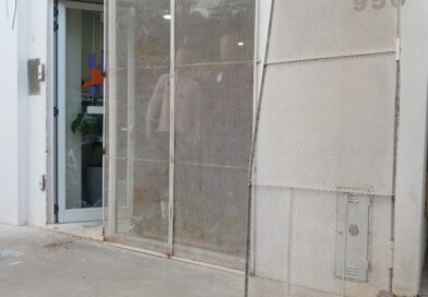 Robo en un local de indumentaria deportiva: rompieron la reja, saquearon mercadería y hay un detenido