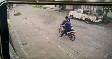 Difunden video clave del robo de la moto: se ve a los delincuentes circulando con el rodado