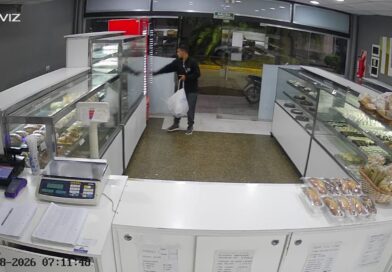 Quedó filmado robando gaseosas de un comercio y escapó en segundos