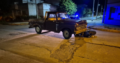 Choque entre moto y camioneta: una mujer resultó herida
