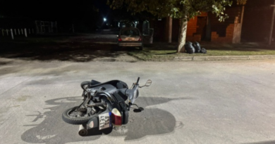 Choque entre moto y auto en plena ciudad: una joven resultó herida y fue hospitalizada