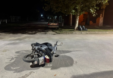 Choque entre moto y auto en plena ciudad: una joven resultó herida y fue hospitalizada