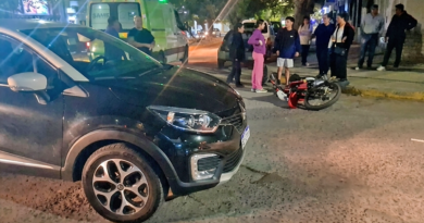 Choque entre una moto y un auto: un conductor sufrió lesiones leves
