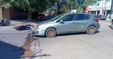 Colisión en Uruguay y 3 de Febrero: motociclista resultó herida