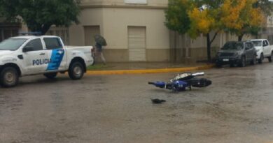 Choque entre moto y camioneta en pleno centro: un hombre fue hospitalizado