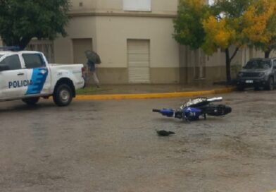 Choque entre moto y camioneta en pleno centro: un hombre fue hospitalizado