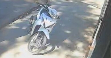 Dejaron una moto abandonada frente a un local y buscan a su dueño