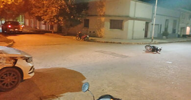 Grave choque entre moto y camioneta: una joven con traumatismo de cráneo