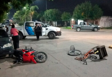 Fuerte choque entre moto y bicicleta: dos heridos