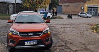 Motociclista hospitalizado tras chocar con un auto