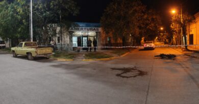 Una adolescente resultó herida tras un choque entre una moto y una camioneta