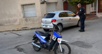 Una mujer y su hijo de 11 años protagonizaron un choque entre una moto y un automóvil