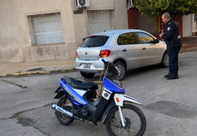 Una mujer y su hijo de 11 años protagonizaron un choque entre una moto y un automóvil