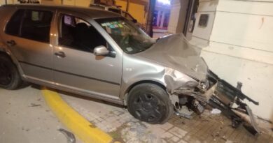 Una joven resultó herida tras un choque entre dos autos en Mitre y Saavedra