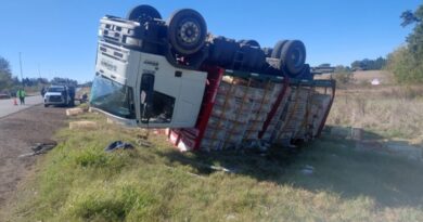 El camionero que volcó en la Ruta 191 se encuentra fuera de peligro