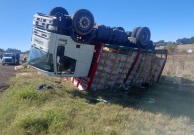El camionero que volcó en la Ruta 191 se encuentra fuera de peligro