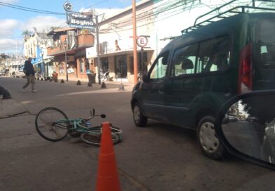 Choque entre un auto y una bicicleta en 25 de Mayo y Balcarce: un hombre sufrió heridas leves