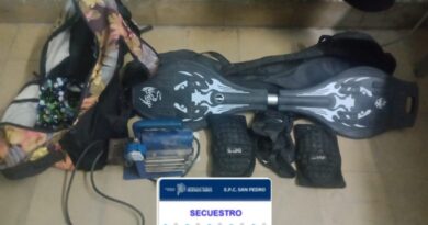 Interceptaron a dos personas que descartaron elementos al ver a la Policía