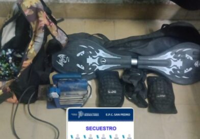Interceptaron a dos personas que descartaron elementos al ver a la Policía