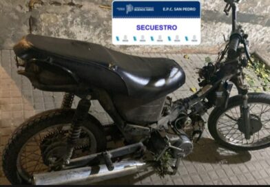 Aprehendieron a una adolescente que circulaba en una moto con pedido de secuestro y detuvieron a un joven por resistencia a la autoridad