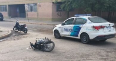 Choque entre dos motos en 3 de Febrero y Uruguay: una joven sufrió lesiones leves
