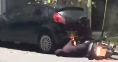 Un motociclista perdió el control y protagonizó un choque frente a un boliche