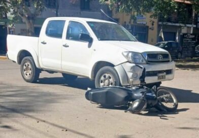 Choque entre una moto y una camioneta en Boulevard Moreno e Ituzaingó