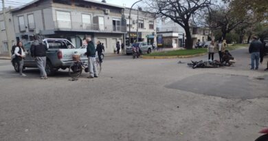 Una motociclista fue hospitalizada tras un choque con una camioneta