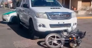 Una motociclista fue hospitalizada tras un accidente en 3 de Febrero y Uruguay