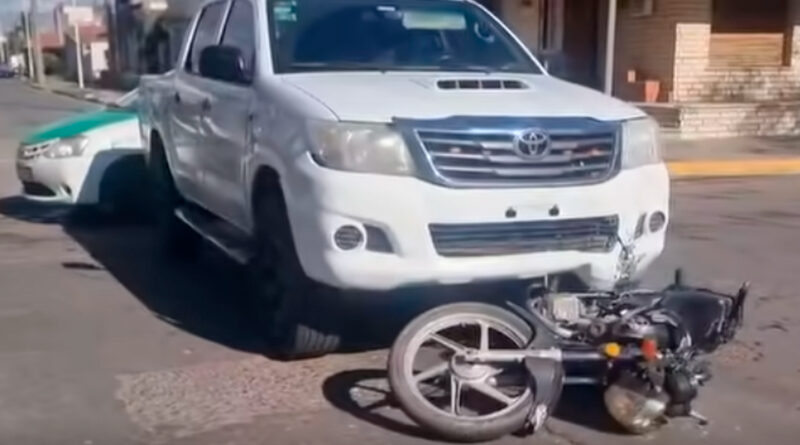 Una motociclista fue hospitalizada tras un accidente en 3 de Febrero y Uruguay