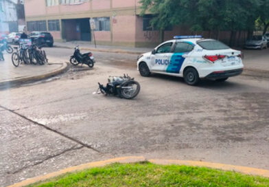 Choque entre dos motos en 3 de Febrero y Uruguay: una joven sufrió lesiones leves