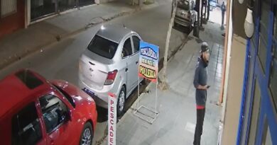 Buscan identificar a un hombre que quedó filmado tras el robo de un celular en un comercio