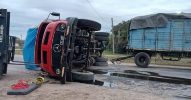 Vuelco de camión en Curcero General Belgrano: dos heridos fueron trasladados al hospital