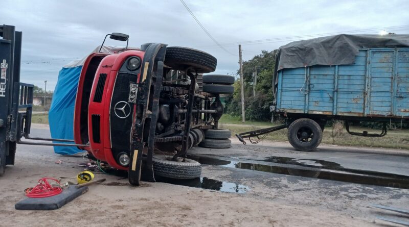 Vuelco de camión en Curcero General Belgrano: dos heridos fueron trasladados al hospital